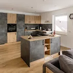 Kleeoase - Luxus Apartment- Jacuzzi - Dachterrasse - Kochinsel - In 10 Min Apartment *