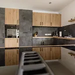 Kleeoase - Luxus Apartment- Jacuzzi - Dachterrasse - Kochinsel - Kostenlose Parkplaetze - In 10 Min アパート Greifenstein