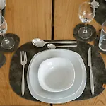 Kleeoase - Luxus Apartment- Jacuzzi - Dachterrasse - Kochinsel - In 10 Min Greifenstein
