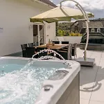 Kleeoase - Luxus Apartment- Jacuzzi - Dachterrasse - Kochinsel - In 10 Min Greifenstein
