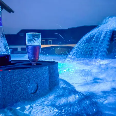 Kleeoase - Luxus Apartment- Jacuzzi - Dachterrasse - Kochinsel - Kostenlose Parkplaetze - In 10 Min