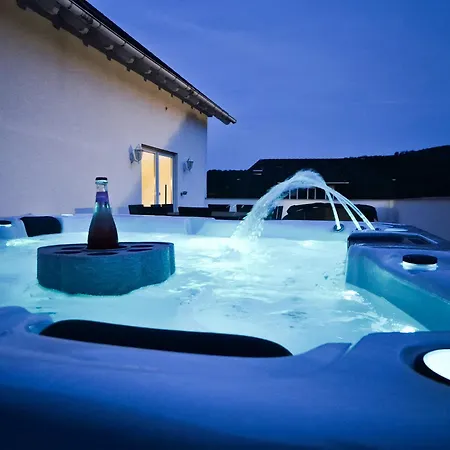 Kleeoase - Luxus Apartment- Jacuzzi - Dachterrasse - Kochinsel - Kostenlose Parkplaetze - In 10 Min Greifenstein