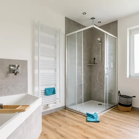 Kleeoase - Luxus Apartment- Jacuzzi - Dachterrasse - Kochinsel - Kostenlose Parkplaetze - In 10 Min