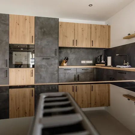 Kleeoase - Luxus Apartment- Jacuzzi - Dachterrasse - Kochinsel - Kostenlose Parkplaetze - In 10 Min Appartement Greifenstein