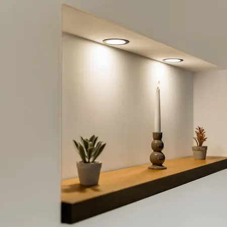 Kleeoase - Luxus Apartment- Jacuzzi - Dachterrasse - Kochinsel - Kostenlose Parkplaetze - In 10 Min * Greifenstein