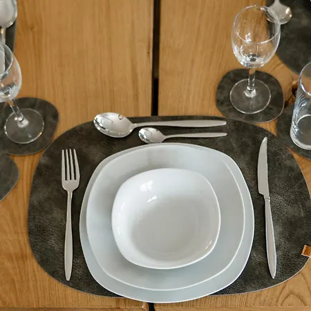 Kleeoase - Luxus Apartment- Jacuzzi - Dachterrasse - Kochinsel - Kostenlose Parkplaetze - In 10 Min Greifenstein