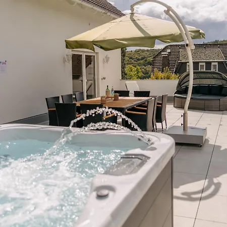 Kleeoase - Luxus Apartment- Jacuzzi - Dachterrasse - Kochinsel - Kostenlose Parkplaetze - In 10 Min Greifenstein