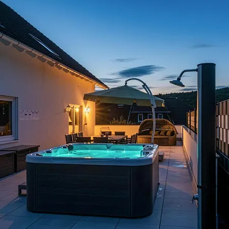 Kleeoase - Luxus Apartment- Jacuzzi - Dachterrasse - Kochinsel - Kostenlose Parkplaetze - In 10 Min Appartement