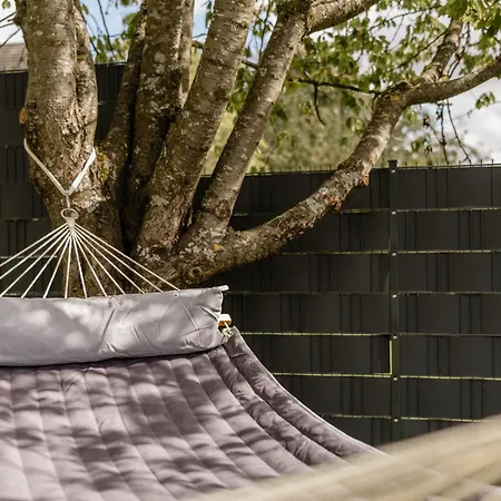 Kleeoase - Luxus Apartment- Jacuzzi - Dachterrasse - Kochinsel - Kostenlose Parkplaetze - In 10 Min * Greifenstein