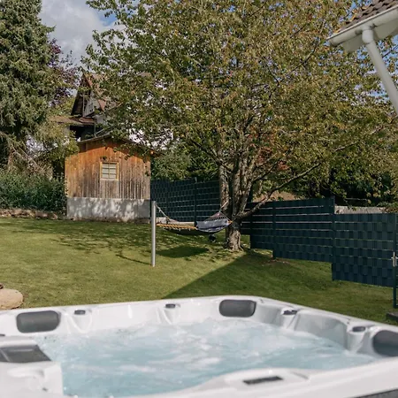 Kleeoase - Luxus Apartment- Jacuzzi - Dachterrasse - Kochinsel - Kostenlose Parkplaetze - In 10 Min Apartmán