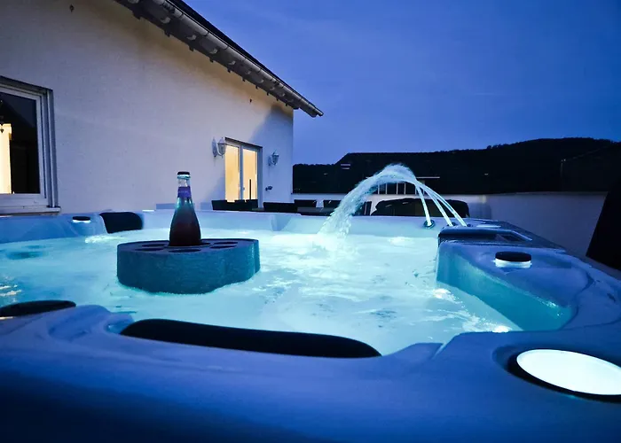 Kleeoase - Luxus Apartment- Jacuzzi - Dachterrasse - Kochinsel - Kostenlose Parkplaetze - In 10 Min Greifenstein