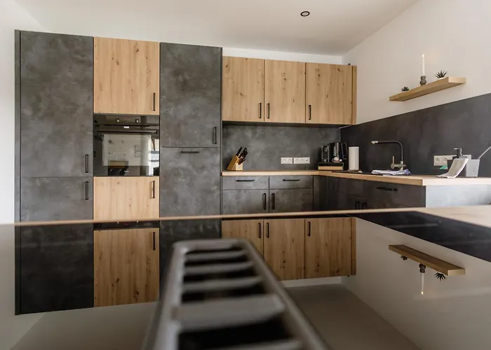 Kleeoase - Luxus Apartment- Jacuzzi - Dachterrasse - Kochinsel - Kostenlose Parkplaetze - In 10 Min Appartement Greifenstein