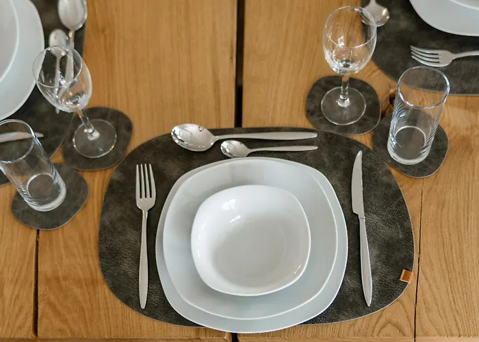 Kleeoase - Luxus Apartment- Jacuzzi - Dachterrasse - Kochinsel - Kostenlose Parkplaetze - In 10 Min Greifenstein