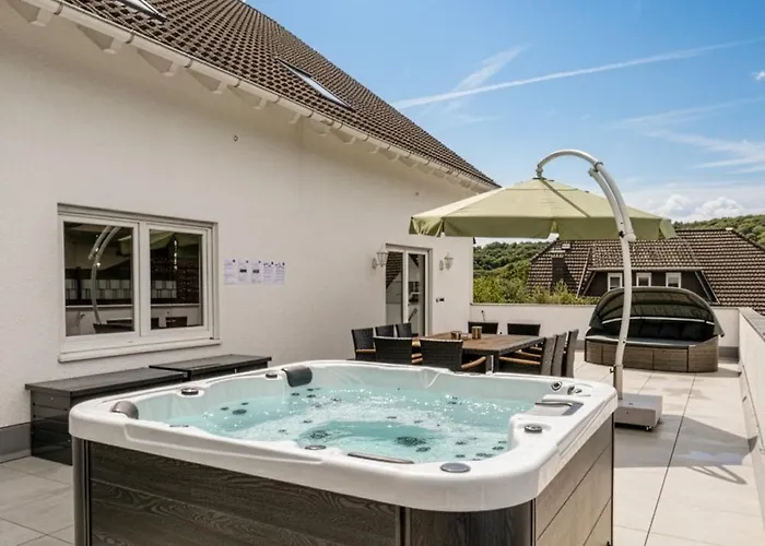 Appartement Kleeoase - Luxus Apartment- Jacuzzi - Dachterrasse - Kochinsel - Kostenlose Parkplaetze - In 10 Min